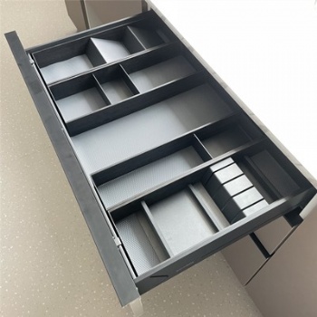 Shallow utensil pullout basket