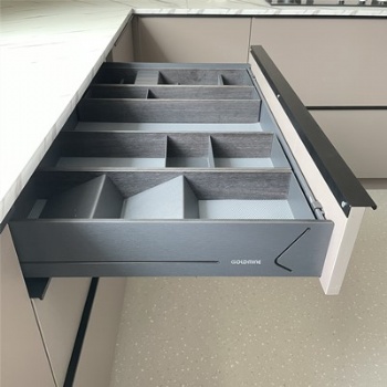 Shallow utensil pullout basket