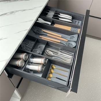 Shallow utensil pullout basket