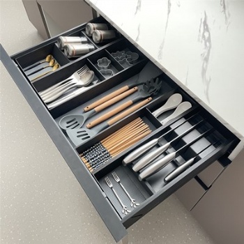 Shallow utensil pullout basket