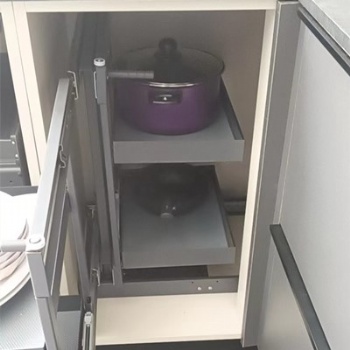 Blind corner pullout basket