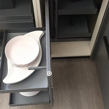 Blind corner pullout basket