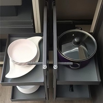 Blind corner pullout basket
